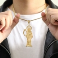 Detailansicht des Santa Muerte Goldanhängers an einer Box-Kette an einem Herrenmodell - Goldener Santa Muerte Anhänger (HTD611) / Nur Anhänger (Keine Kette)