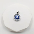 Silberner Evil Eye Anhänger mit blau-weißen Zirkoniasteinen auf weißem Podest - Silberfarbenes doppellagiges Zirkonia-Auge (Stil N Silber)