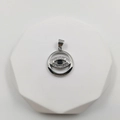 Silberner Evil Eye Anhänger mit klarem Zirkon-Pavé und blauem Edelstein auf weißem Sockel - Silbernes hohles rundes Auge (Stil O)