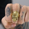 Detalle de un anillo de calavera dorado con diseño de telaraña en mano tatuada - US 7 / Dorado