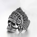 Anillo punk vintage para hombre con calavera y tocado de plumas en acabado plata envejecida - US 7 / Color acero