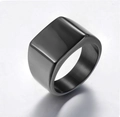 Bague minimaliste noire en acier titane pour homme avec surface carrée polie - US 7 / Noir