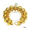 Dettaglio bracciale con teschio dorato con occhi di zircone verde e chiusura a moschettone - Oro Gemma Verde Oliva