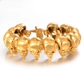 Dettaglio macro del bracciale a maglie di teschio dorato con chiusura a scomparsa - Oro