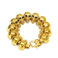 Dettaglio di un bracciale a teschio dorato stile punk con occhi in zircone e chiusura a moschettone - Oro Nero