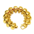 Dettaglio del bracciale a teschio placcato oro con pietre rosse e chiusura a moschettone - Zirconia Arancione Oro