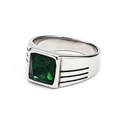Primer plano de anillo de titanio plateado con gema verde cuadrada y detalles de ranuras - US 7 / Plata con circón verde