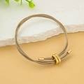 Bracciale intrecciato dorato multifilo con una fibbia minimalista a forma di otto - Oro Scuro