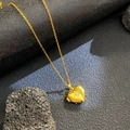 Detalle de collar relicario corazón dorado con circonita estrella y marco abierto - Corazón Octagrama Circonita