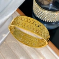 Dettaglio macro del bracciale dorato con motivo floreale traforato e finitura lucida - Stile Margherita Traforata (Bracciale Margherita in Zircone)