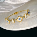 Bracciale a treccia dorato con ciondoli a quadrifoglio bianchi e malocchio design - Stile Filo Intrecciato Malocchio (X2078)