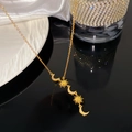 Gouden ketting met zirkonia zon en maan hanger op een elegante zijden achtergrond - Zon maan en ster strass ketting (X2033)