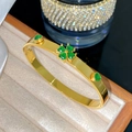 Bracelet jonc doré orné d'un trèfle et de pierres précieuses vertes en forme de cœur - Style Trèfle Cœur Vert (X2081)