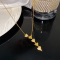Elegante gouden klaverketting met micro-kristallen en gepolijste harten afwerking - Halsketting met vijf hartstrass-steentjes (X2034)