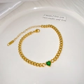 Détail d'un bracelet doré avec zircon vert en forme de cœur et fermoir mousqueton - Bracelet Coeur Vert (X2173)