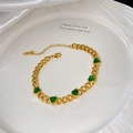 Vue détaillée du bracelet en acier doré orné de cinq pierres vertes en forme de cœur - Bracelet avec Cinq Coeurs Verts (X2177)