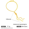 Detailweergave van de gouden slangenketting met elegant knoopontwerp en kwastje aan het uiteinde - Goud