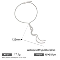 Detail van zilveren slangenketting met knoopaccent en lange franjes voor damesstijl - Zilver