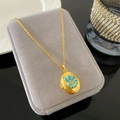 Collar de relicario ovalado dorado vintage con diseño de concha en esmalte verde - Estilo Patrón de Sol Verde Azulado (W974)