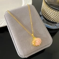 Collar de medallón de corazón de concha rosa con estrella de mar dorada en joyero de terciopelo - Estilo Estrella de Mar Concha Rosa (W977)