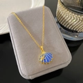 Collar con colgante de concha en esmalte azul y estrella de mar dorada en joyero de terciopelo - Estilo Estrella de Mar Concha Azul (W978)