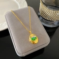 Collar de relicario ovalado dorado con esmalte verde azulado y perla en terciopelo - Estilo Relicario Perla Verde Azulado (W980)