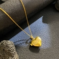 Collar de relicario de corazón dorado con letras LOVE y cristales sobre piedra negra - Corazón LOVE