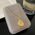 Collar de relicario ovalado vintage dorado con cisne de esmalte rosa y detalle de circón - Estilo Cisne Rosa Hierba (W982)