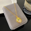 Collar de relicario ovalado dorado con cisne de esmalte blanco y cadena de cruz fina - Estilo Cisne Blanco Hierba (W983)