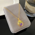 Collar de relicario ovalado dorado con cisne de esmalte morado y diseño de estrella - Estilo Cisne Púrpura Estrella (W984)