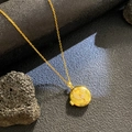 Collar de relicario dorado con diseño de pájaro en circón sobre dije redondo - Águila de Circonita Blanca Redonda