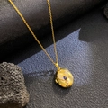 Collar de relicario ovalado dorado con relieve de pájaro, piedra azul y diamantes - Águila de Circonita Azul Ovalada