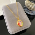 Colgante relicario ovalado dorado con conejo esmaltado rosa sobre terciopelo gris - Estilo Conejo Rosa Flor (W987)
