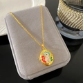 Collar de relicario dorado con conejo de esmalte y detalles florales sobre terciopelo - Estilo Conejo Blanco Luna (W988)