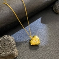 Collar de relicario de corazón dorado con alas de circonia y piedra gota sobre roca negra - Águila de Circonita Blanca Corazón