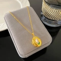 Collar de relicario ovalado dorado con relieve de escarabajo vintage y gema verde - Estilo Escarabajo Perla (W990)