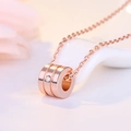 Collier minimaliste en acier titane rose doré avec pendentif triple anneau et zircon - Or Rose