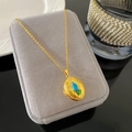 Collar de relicario dorado con escarabajo de esmalte verde en bandeja de terciopelo - Estilo Relicario Escarabajo Verde Azulado (W992)