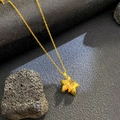 Collar con colgante de relicario en forma de estrella dorada con cadena fina en piedra - Estrella Asimétrica Ondulada