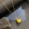 Collar de relicario de corazón dorado con grabado floral vintage y acabado de espejo - Corazón Asimétrico Ondulado