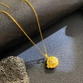 Collar de relicario dorado grabado con circón blanco central y cadena fina elegante - Circular Ondulado