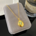 Collar de relicario dorado con motivo de langosta en esmalte azul claro y soporte gris - Estilo Relicario Langosta Azul Pálido (W996)