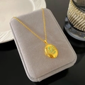 Relicario ovalado dorado con relieve de escorpión verde sobre joyero de terciopelo gris - Estilo Relicario Escorpión Verde (W998)