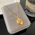 Relicario ovalado dorado con relieve de escorpión púrpura y tema zodiacal en fondo gris - Estilo Relicario Escorpión Rosa (W999)