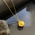Elegante collar relicario de fotos en oro de 18K con estrella, luna y circonitas - Luna Estrella Ovalada