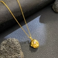 Colgante ovalado dorado con circón en forma de gota y relieves con textura de alas - Pájaro Ovalado de Circonita