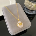 Collar de relicario ovalado dorado con esmalte blanco y detalle de mariposa fina - Estilo Mariposa Hueca Nácar (W1001)