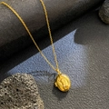 Collar de relicario dorado con relieve de mano y circonitas sobre fondo de roca negra - Palma Ovalada de Circonita