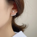 Détail de boucles d'oreilles perles en argent s925 avec dos courbé polyvalent à cinq perles - Perle à Suspension Arrière