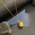 Collar de relicario ovalado dorado con un dije de mariquita brillante y cadena delicada - Mariquita Ovalada